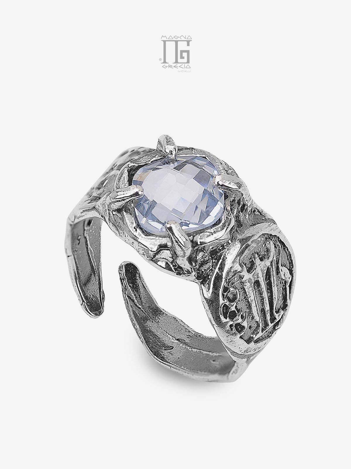 Anello in Argento con raffigurato lo Statere ed incastonato Cristallo sfaccettato colore topazio azzurro Cod. MGK 4113 V