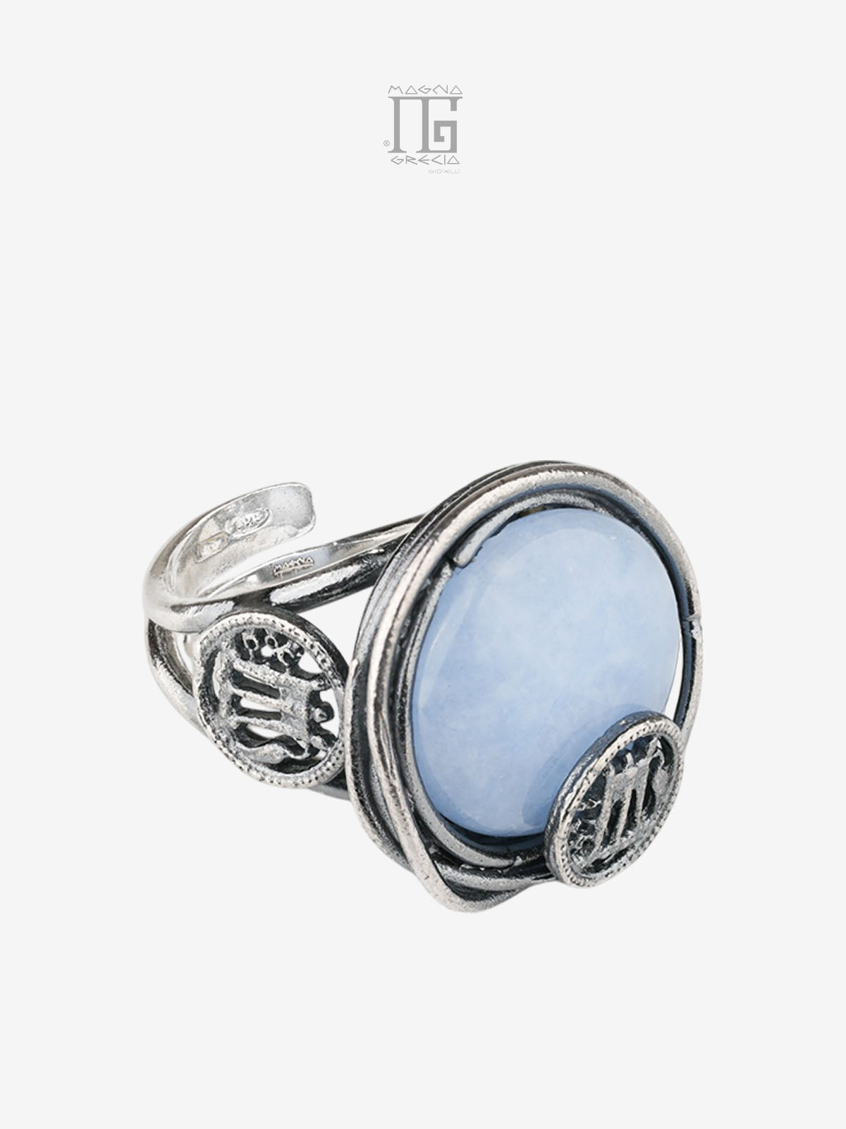 Vista destra dell'Anello Aion in argento 925 con pietra celeste, filo intrecciato e dettagli delle monete Statere.