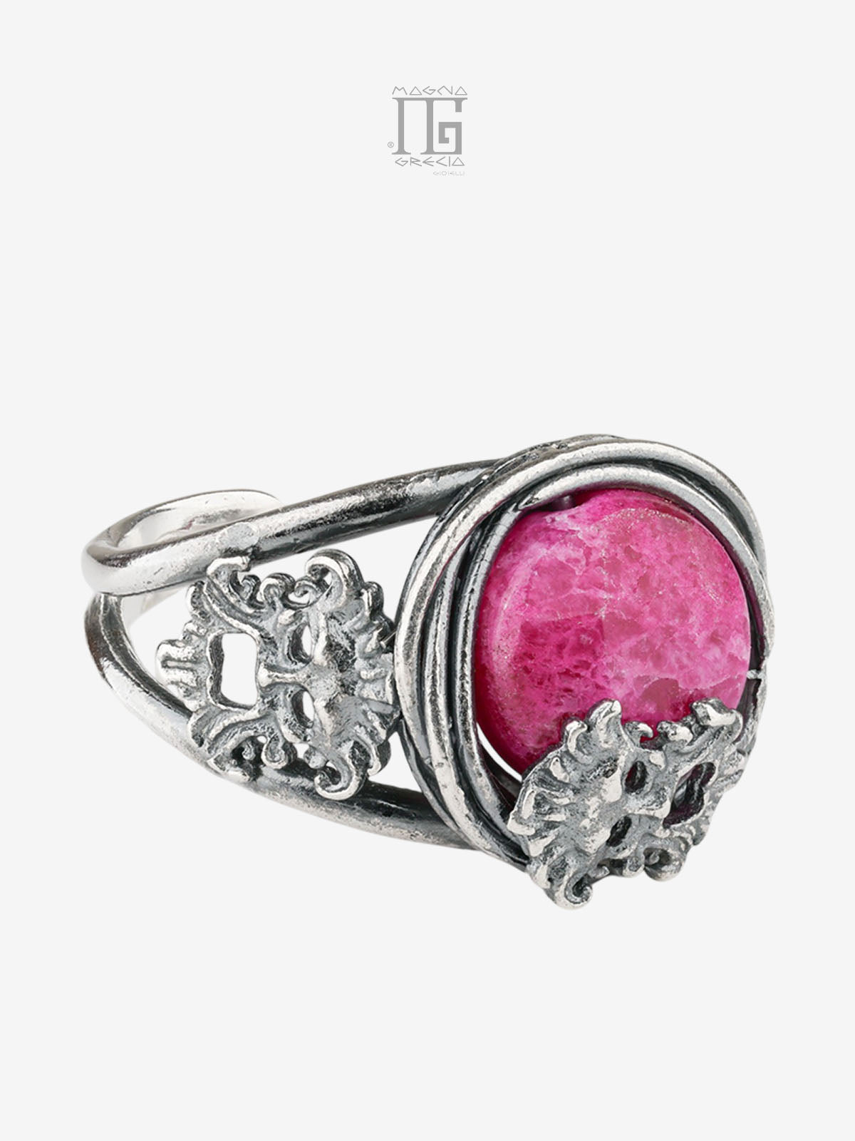 Vista destra dell'Anello Aion in argento 925 con pietra fucsia, filo intrecciato e dettagli delle maschere apotropaiche.