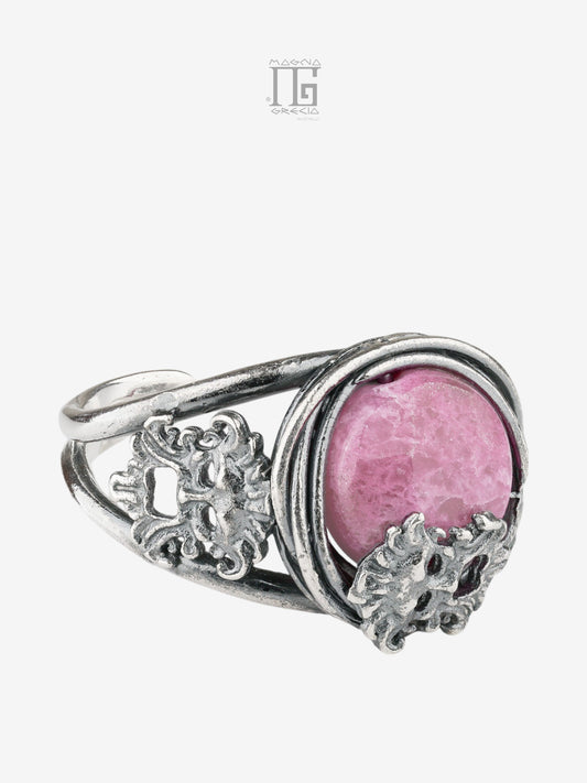 Vista destra dell'Anello Aion in argento 925 con pietra fucsia, filo intrecciato e dettagli delle maschere apotropaiche