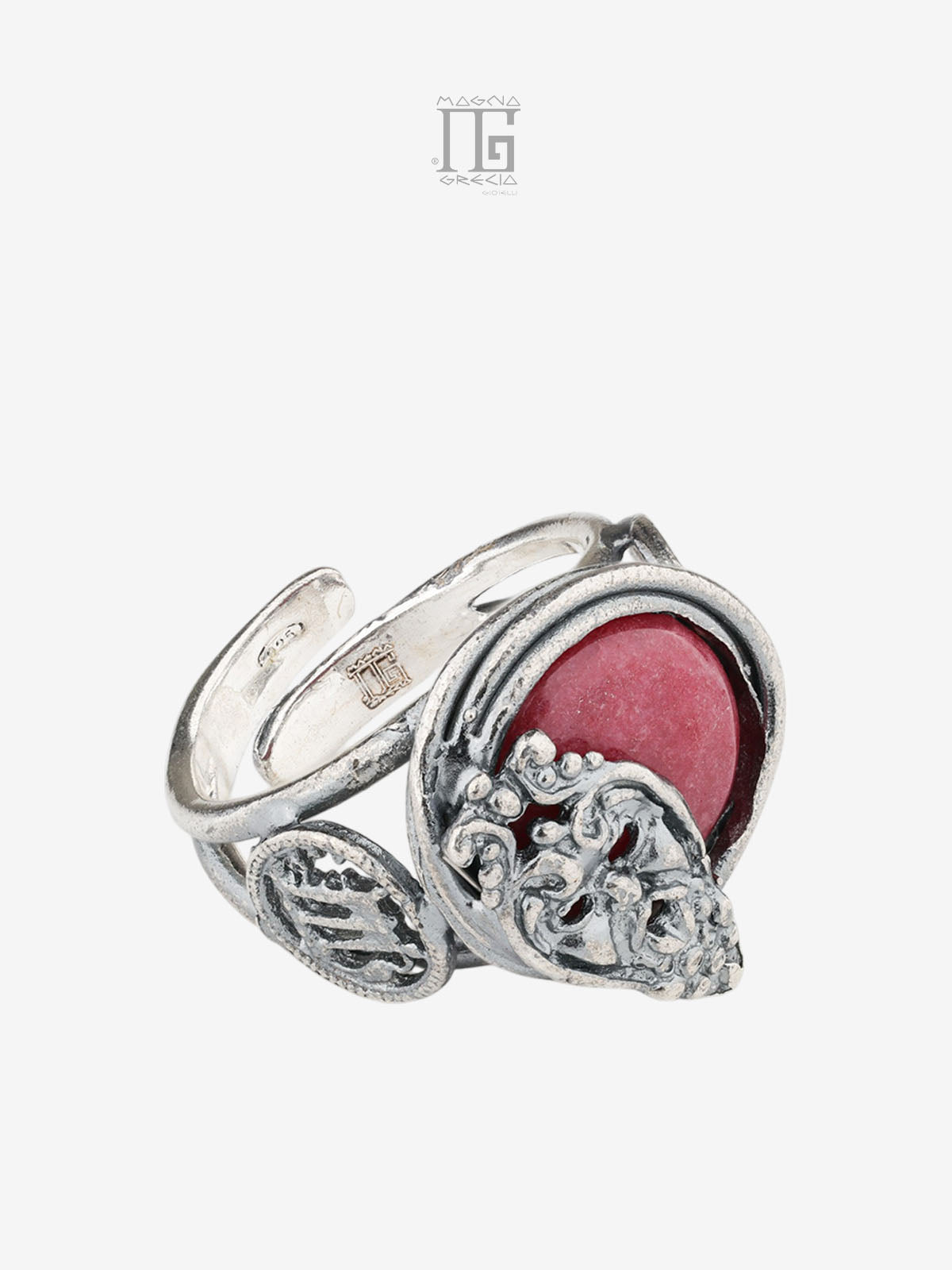 Vista destra dell'Anello Aion in argento 925 con pietra rubino antico, filo intrecciato, seconda moneta Statere e dettaglio maschera apotropaica.