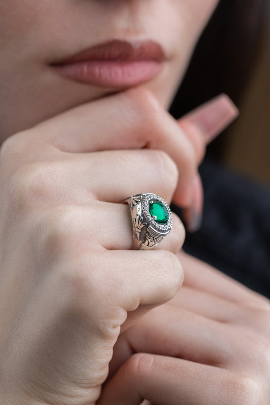 Anello Antica Grecia in argento 925 con cristallo verde e zirconi indossato al dito