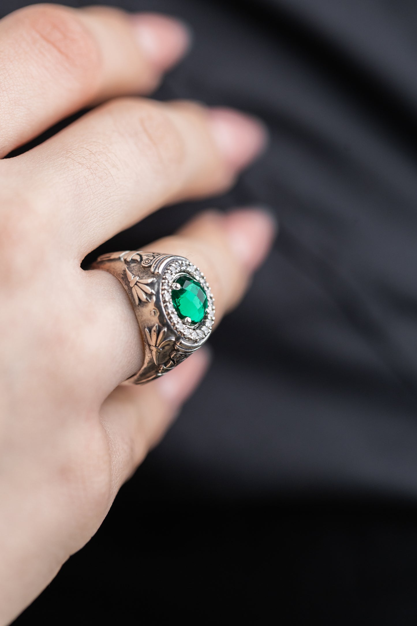 Anello Antica Grecia in argento 925 con cristallo verde e zirconi dettaglio indossato