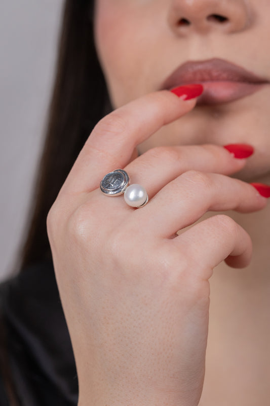 Dettaglio anello in argento 925 con statere di Kroton e perla d'acqua dolce indossato