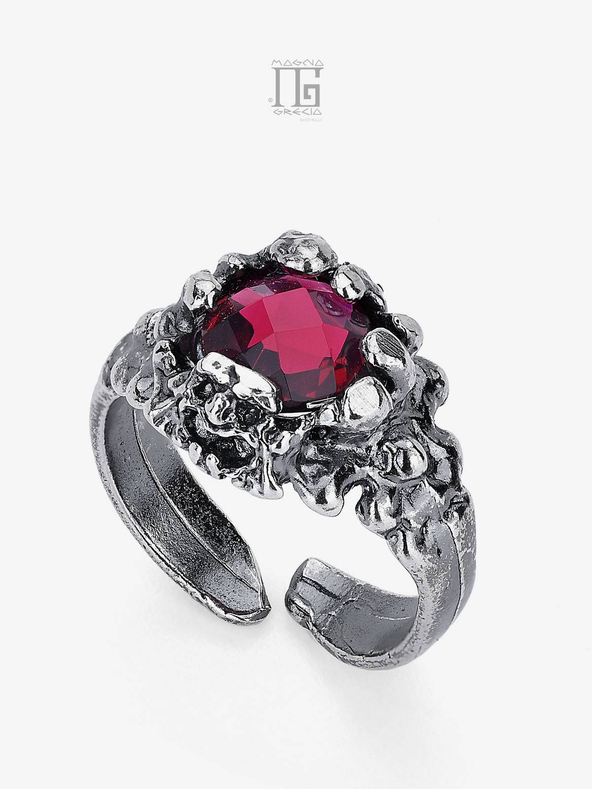 Anello Magna Grecia® Artemis in argento 925 con maschera apotropaica e cristallo rosso piccolo sfaccettato regolabile