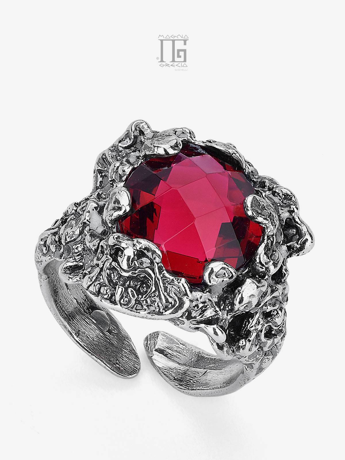 Anello Magna Grecia® Artemis in argento 925 con maschera apotropaica e cristallo rosso sfaccettato regolabile