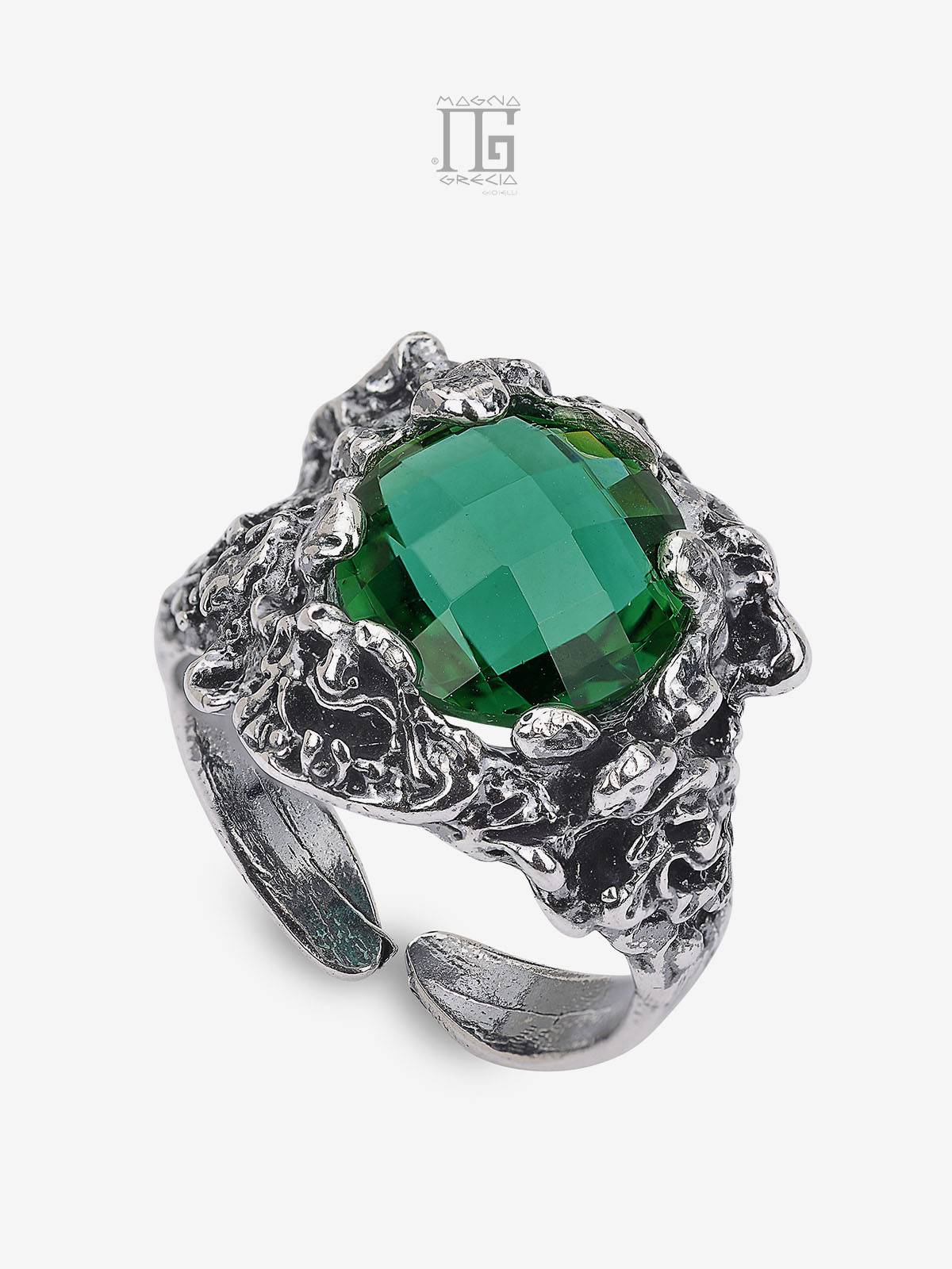 Anello Magna Grecia® Artemis in argento 925 con maschera apotropaica e cristallo verde sfaccettato regolabile