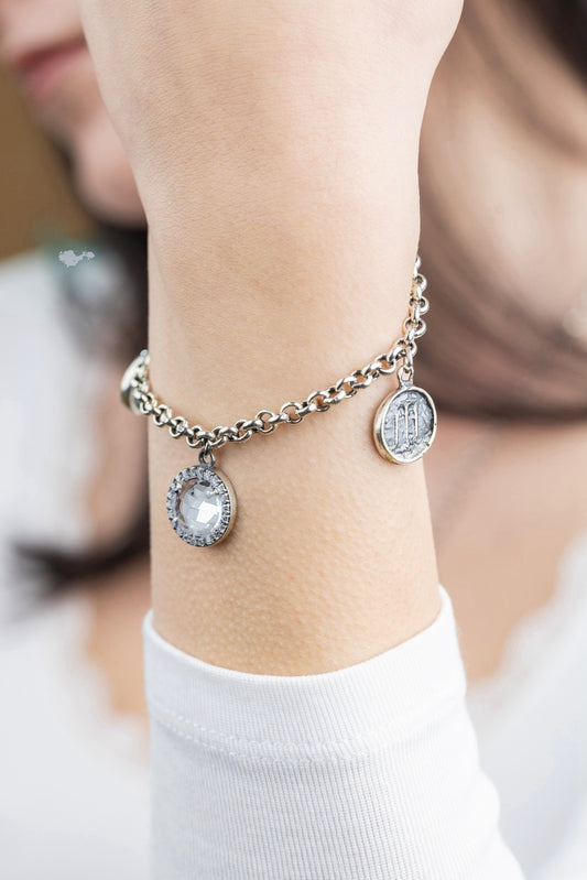 Bracciale Antica Grecia in argento 925 con cristallo azzurro ultra trasparente indossato al polso