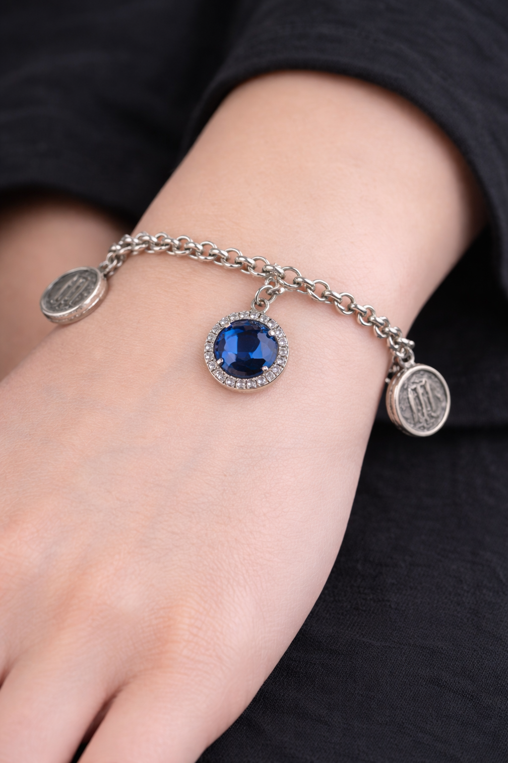 Bracciale in argento 925 con cristallo blu zirconi e statere dell’antica Kroton con tripode sacro indossato