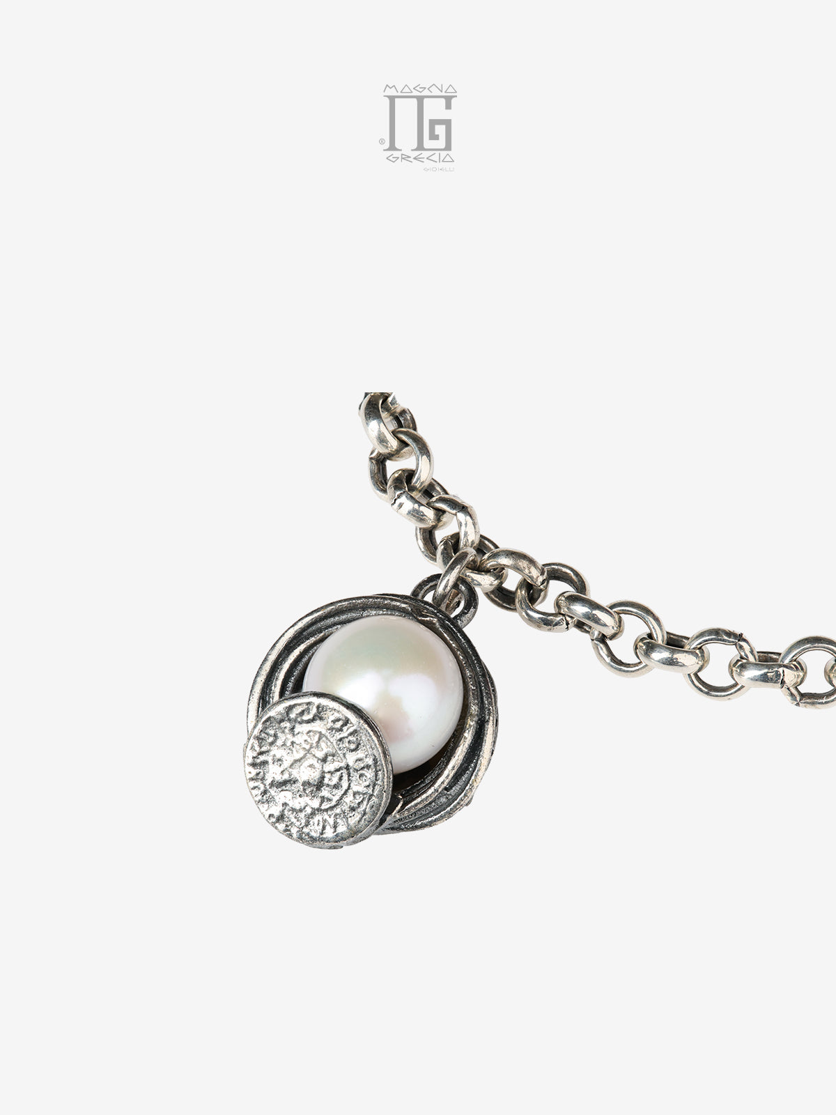 Dettaglio bracciale artigianale in argento 925 con perla e Disco di Festo collezione Aion