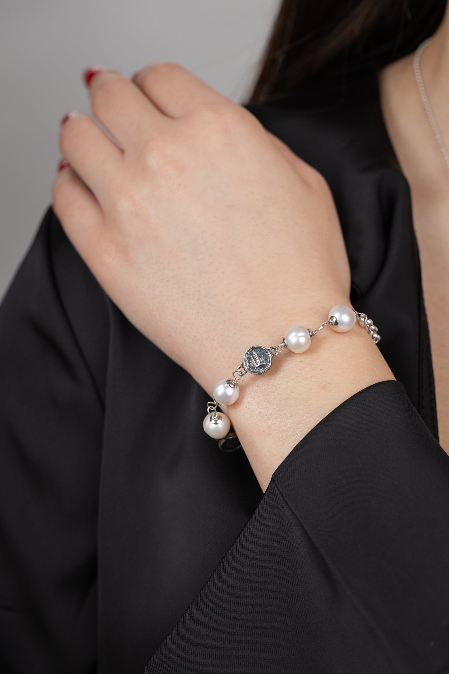 Bracciale in argento 925 con statere di Kroton e perle coltivate d'acqua dolce indossato al polso