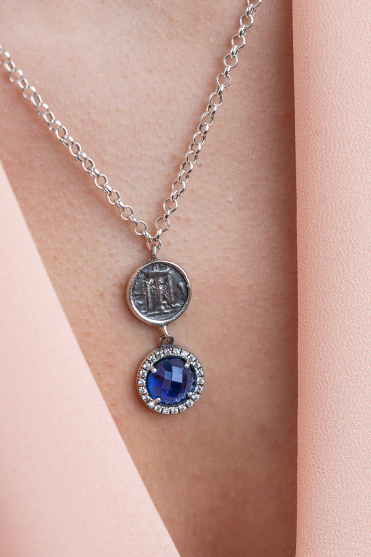 Collana in argento 925 con cristallo blu zirconi e statere dell’antica Kroton con tripode sacro indossato