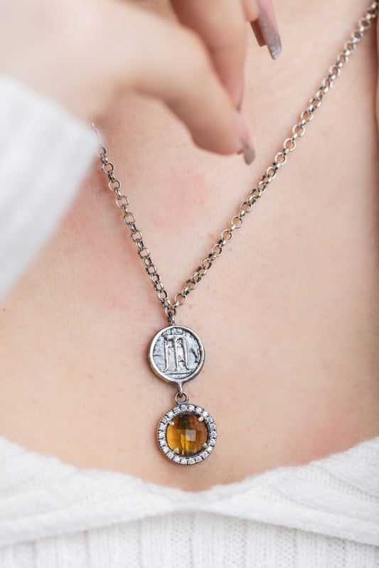 Collana in argento 925 con cristallo giallo zirconi e statere dell’antica Kroton con tripode sacro indossato