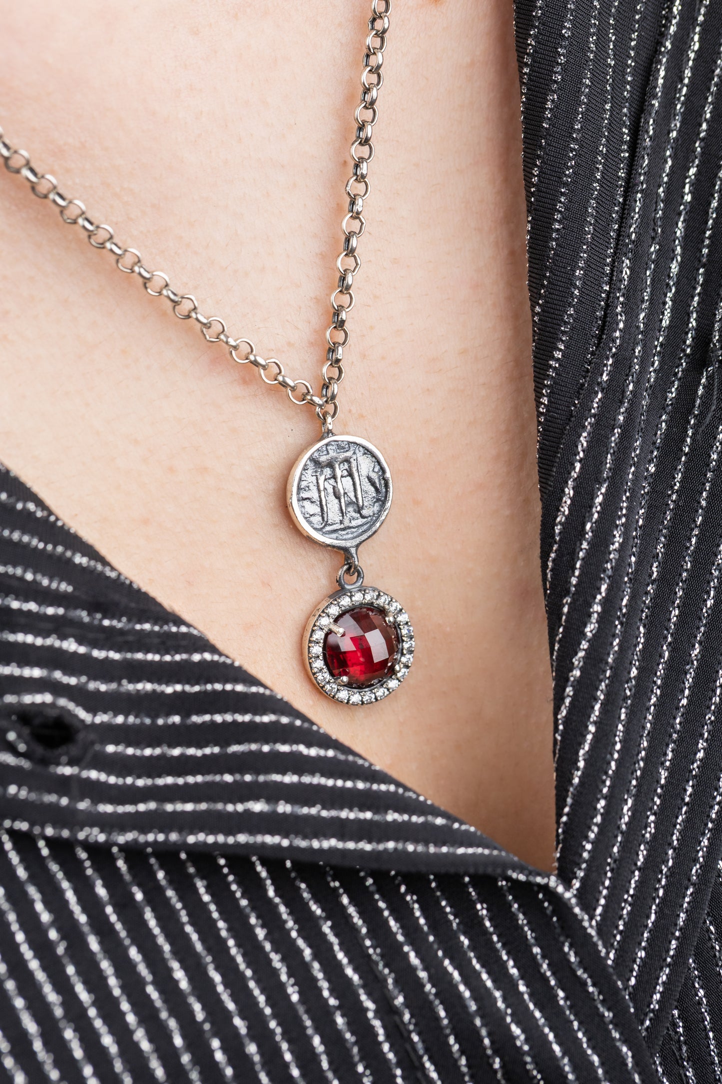 Collana in argento 925 con cristallo rosso zirconi e statere di Kroton con tripode sacro indossato
