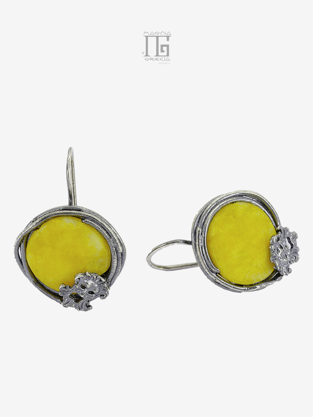 Orecchini Aion in argento 925 con pietra gialla, filo intrecciato, maschere apotropaiche e chiusura a monachella.