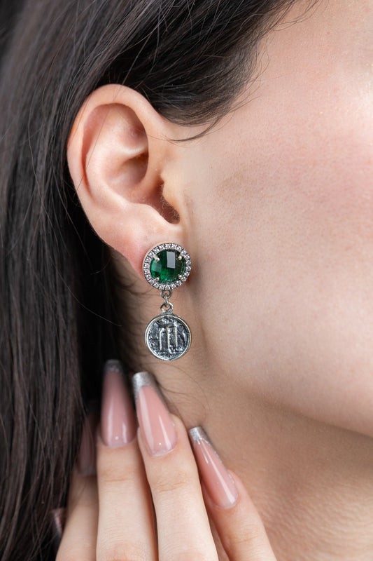 Orecchini in argento 925 con cristallo verde zirconi e statere di Kroton indossati