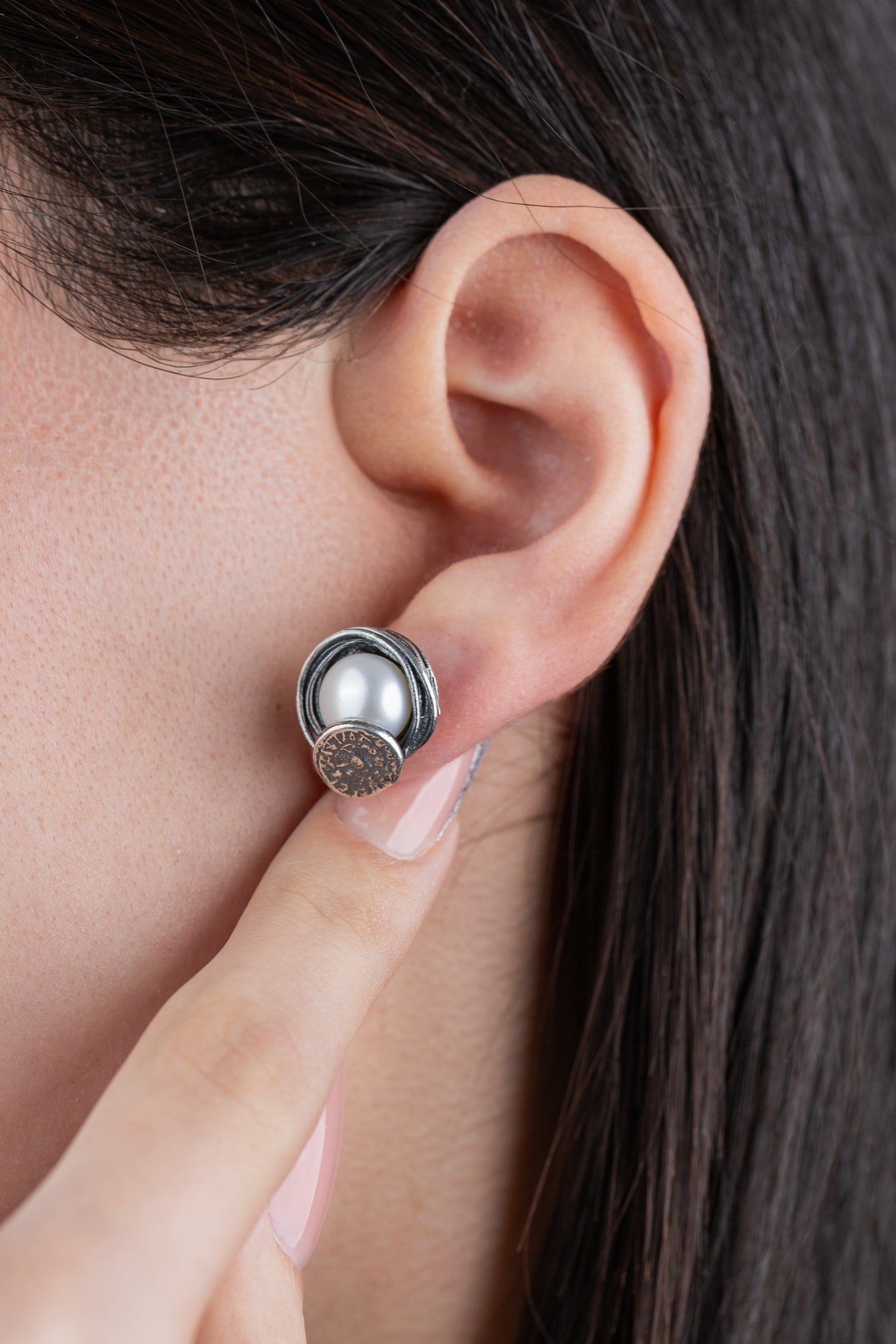 Orecchini artigianali in argento 925 con perla coltivata d’acqua dolce e Disco di Festo collezione Aion indossati