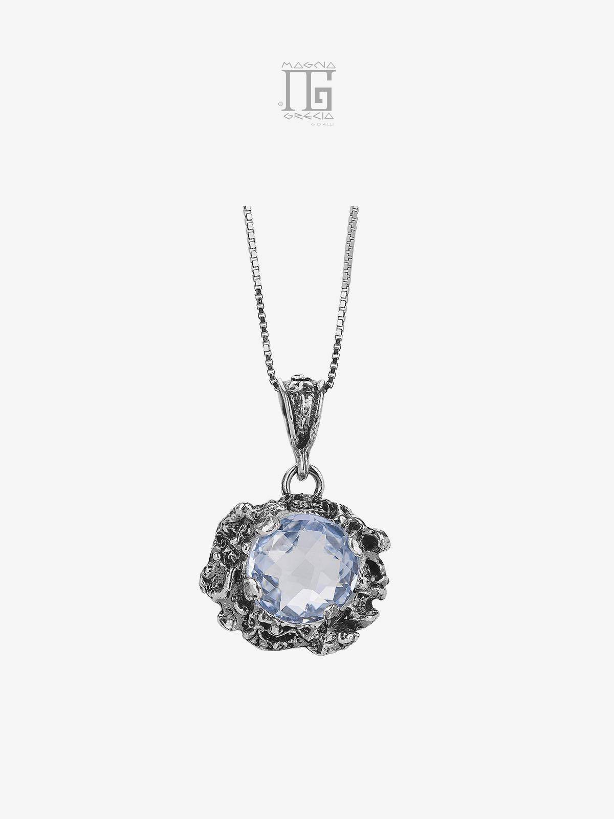 Pendente Magna Grecia® Artemis in argento 925 con maschera apotropaica e cristallo azzurro sfaccettato con catenina veneziana 45 cm