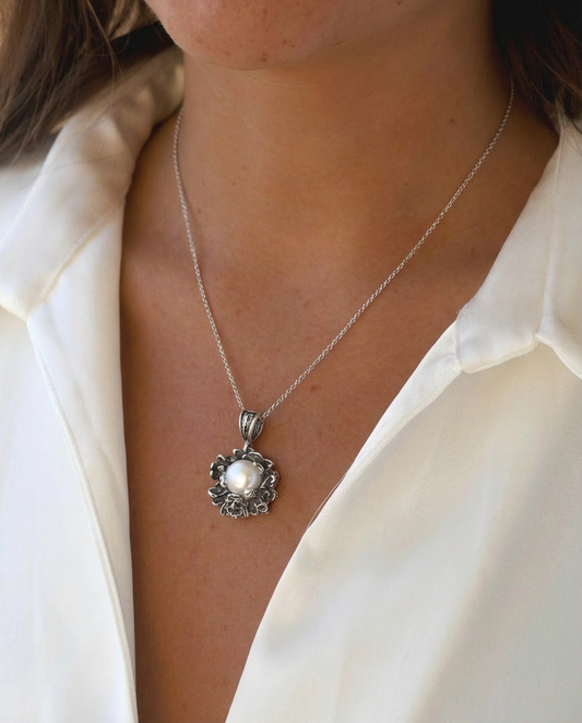 Pendente in Argento con Maschera Apotropaica e Perla naturale d'acqua dolce bianca Cod. MGK 4097 V