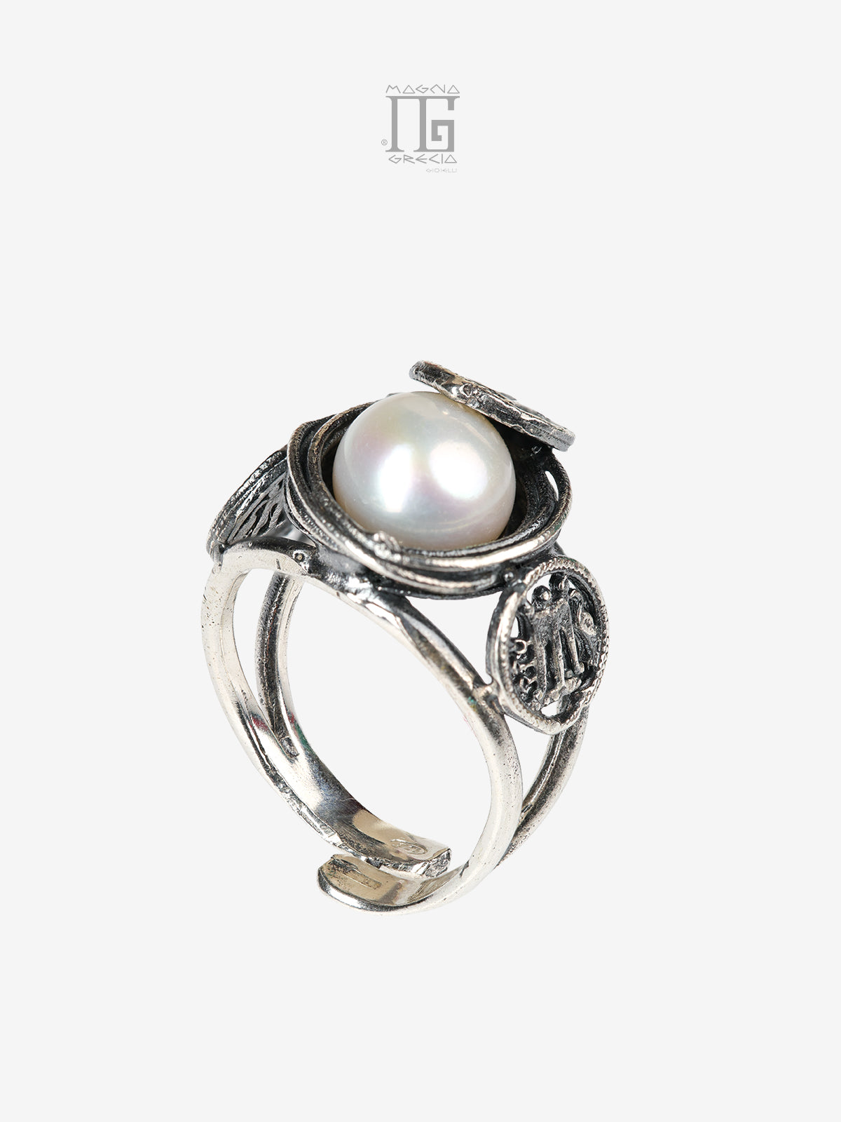 Dettaglio anello Aion con perla d’acqua dolce e stateri dell’antica Kroton