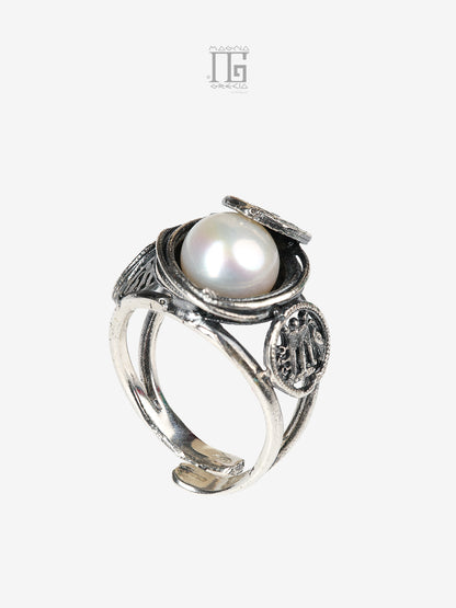 Dettaglio anello Aion con perla d’acqua dolce e stateri dell’antica Kroton