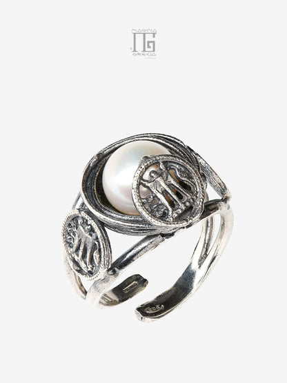 Anello Aion in argento 925 con perla d’acqua dolce e tre stateri ispirati a Kroton