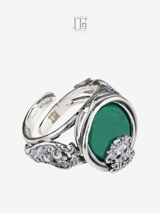 Vista destra dell'Anello Aion in argento 925 con pietra verde, filo intrecciato e dettagli delle 3 maschere apotropaiche.