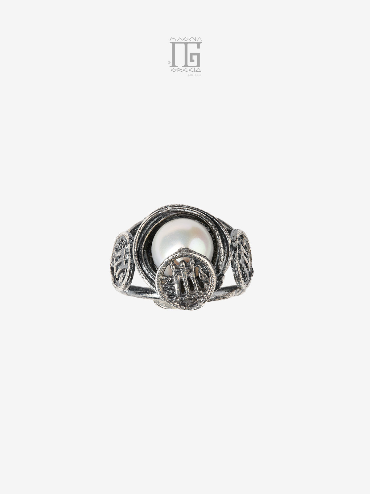 Dettaglio anello Aion con perla coltivata d’acqua dolce e lavorazione artigianale in argento 925