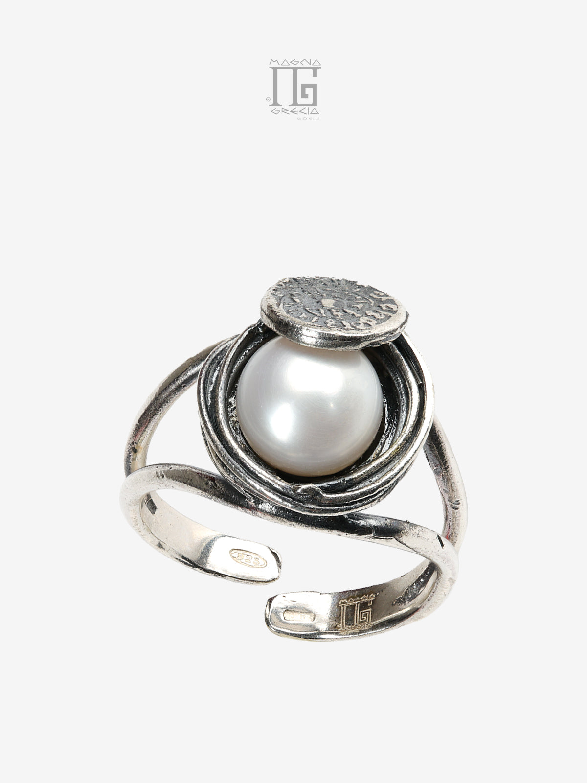 Dettaglio anello in argento 925 con perla coltivata d'acqua dolce bianca e intreccio della memoria con Disco di Festo collezione Aion