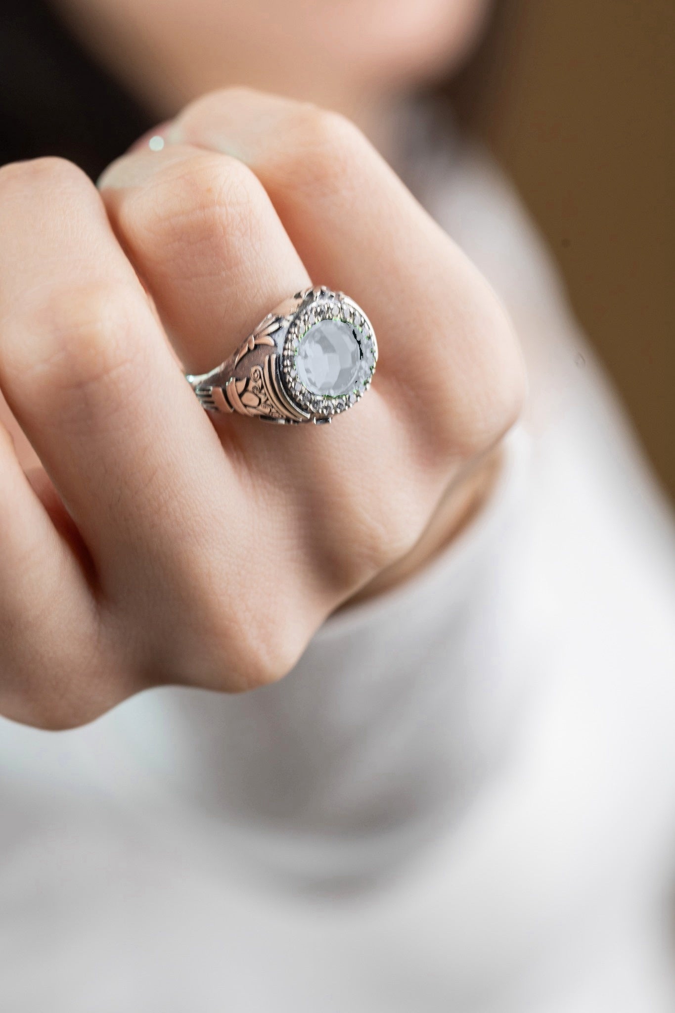 Dettaglio anello Antica Grecia in argento 925 con cristallo azzurro ultra trasparente indossato