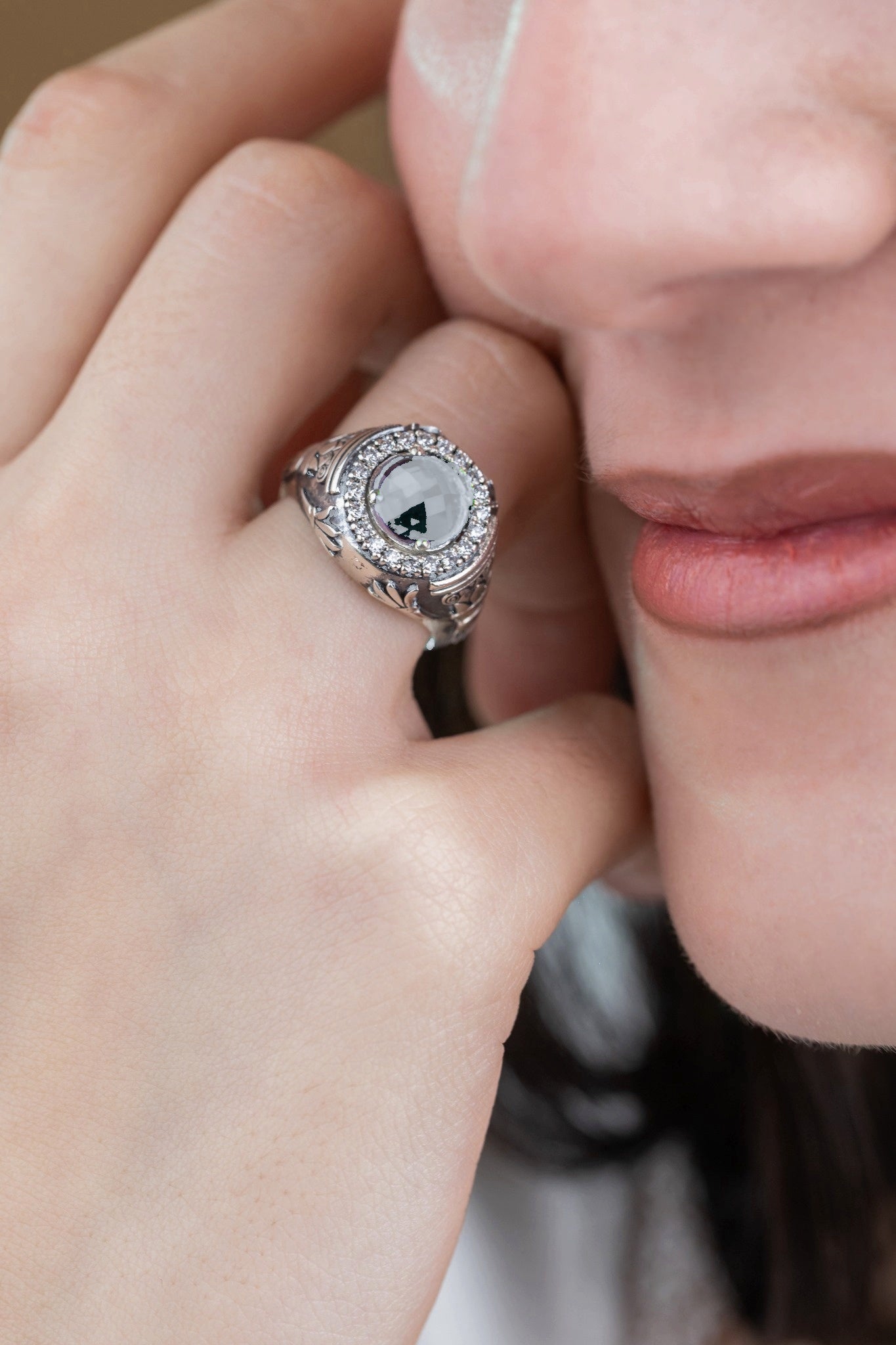 Anello Antica Grecia in argento 925 con cristallo azzurro ultra trasparente indossato al dito