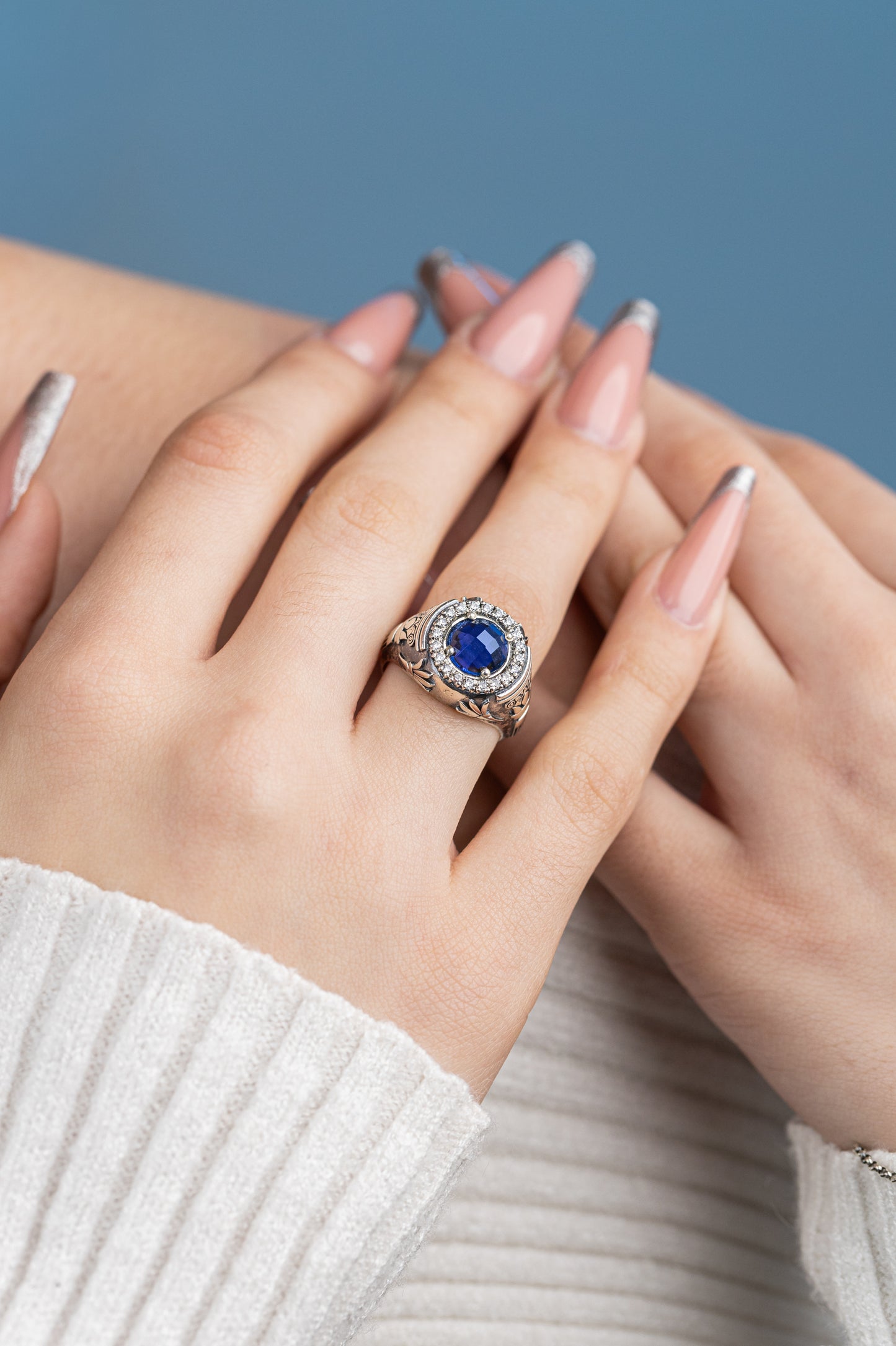 Anello Antica Grecia in argento 925 con cristallo blu e zirconi dettaglio indossato