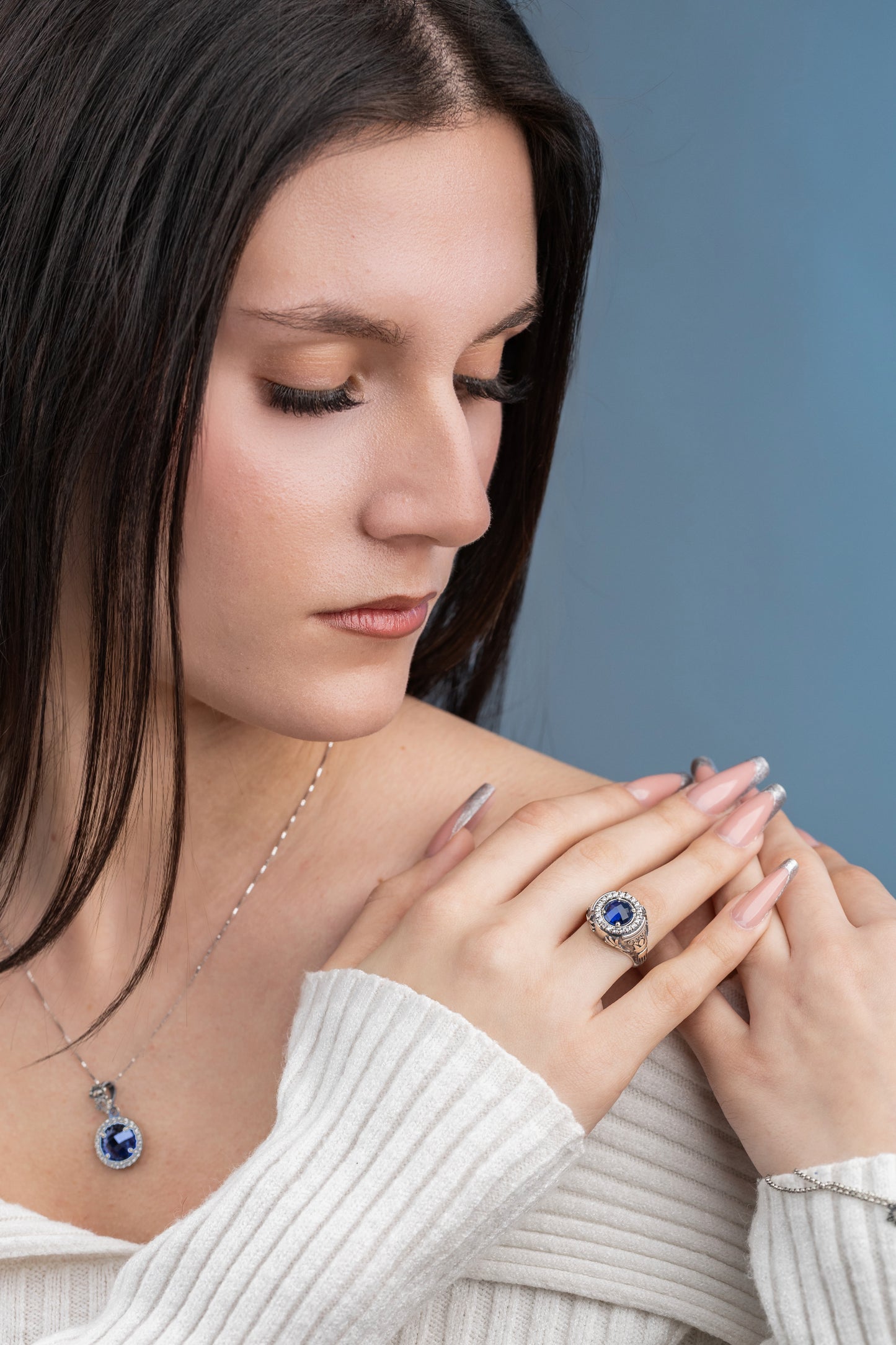 Anello Antica Grecia in argento 925 con cristallo blu e zirconi indossato al dito