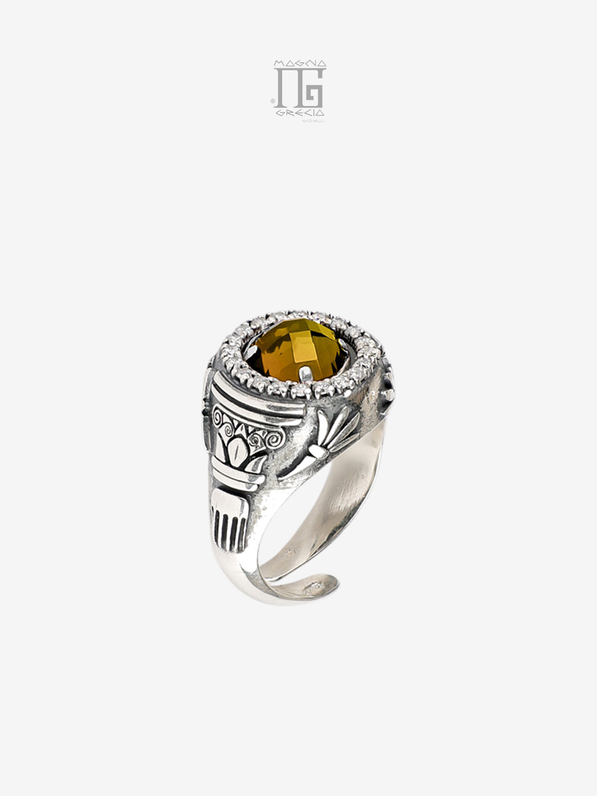Dettaglio anello argento 925 con cristallo giallo e decorazioni ispirate ai templi greci
