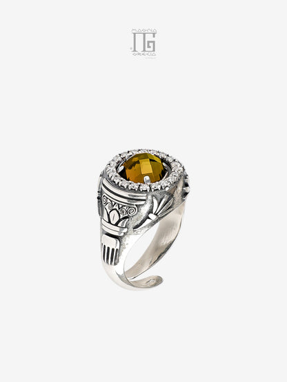 Dettaglio anello argento 925 con cristallo giallo e decorazioni ispirate ai templi greci