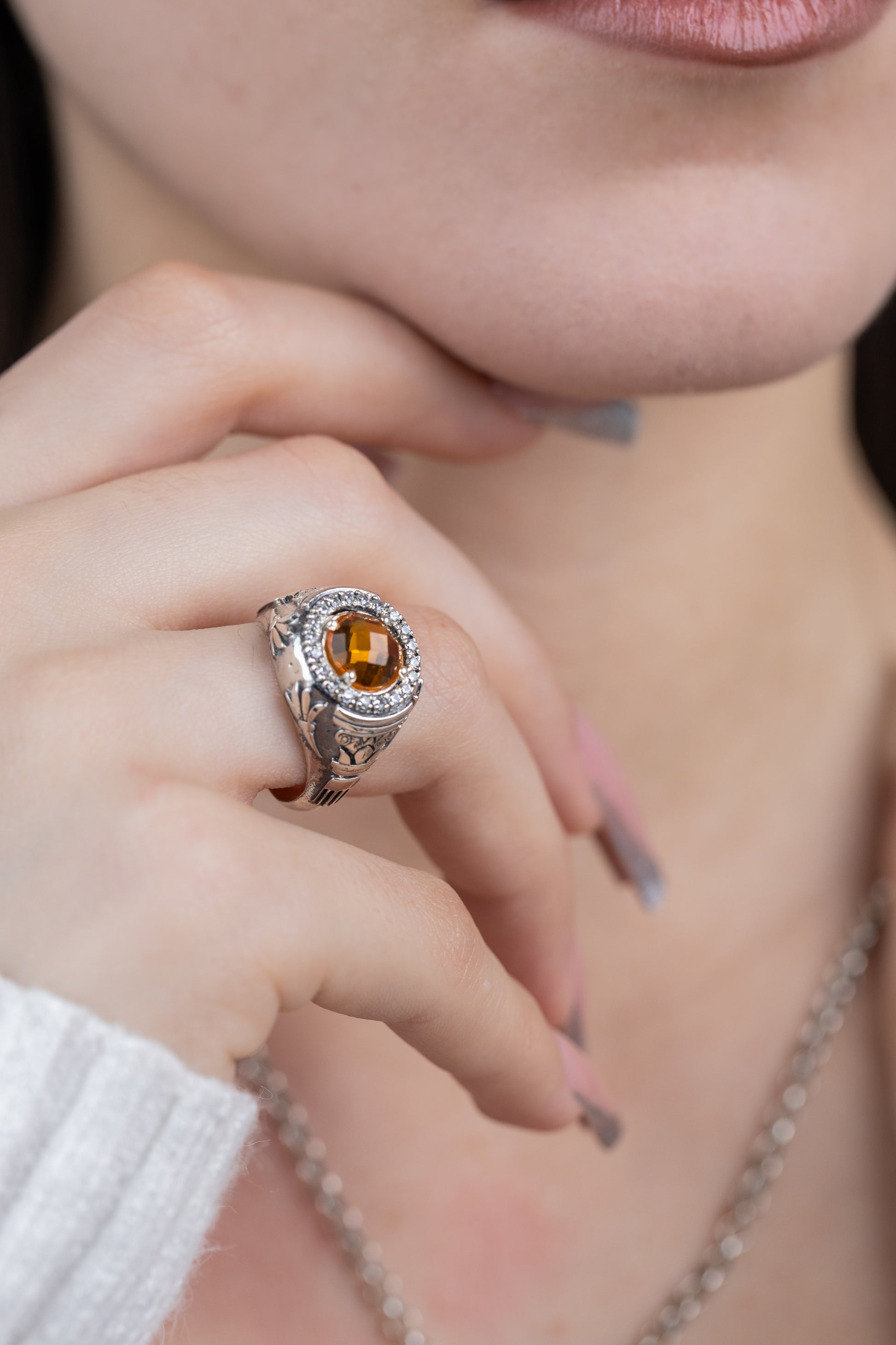 Dettaglio anello argento 925 con cristallo giallo e decorazioni ispirate ai templi greci dettaglio indossato