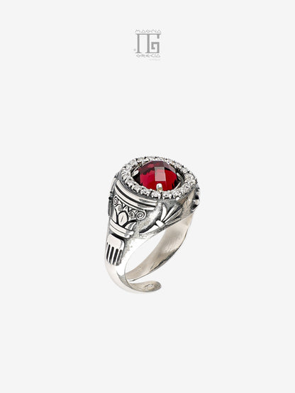 Dettaglio anello argento 925 con decorazioni ispirate ai templi greci