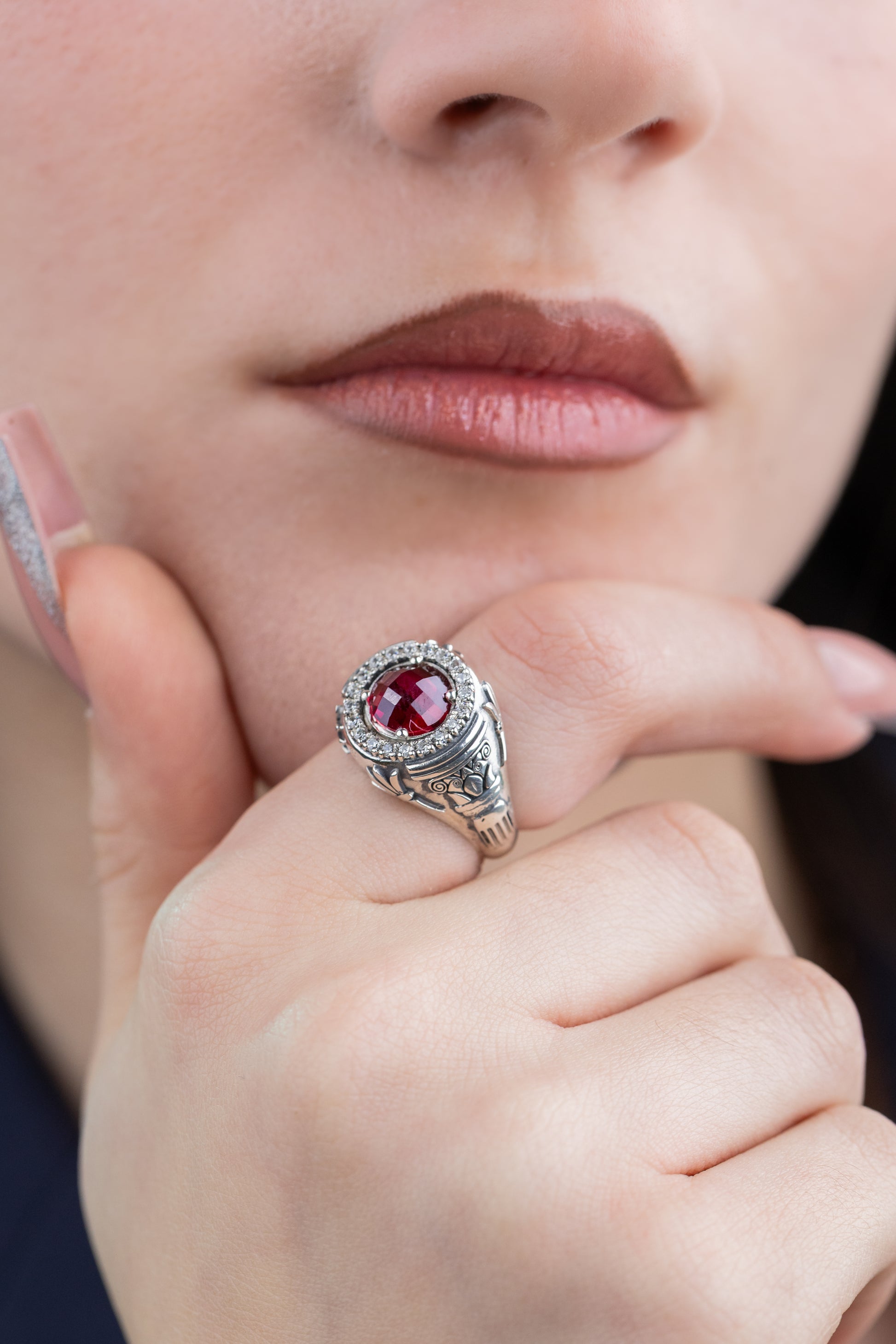 Anello Antica Grecia in argento 925 con cristallo rosso e zirconi indossato al dito