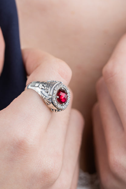 Anello Antica Grecia in argento 925 con cristallo rosso e zirconi dettaglio indossato