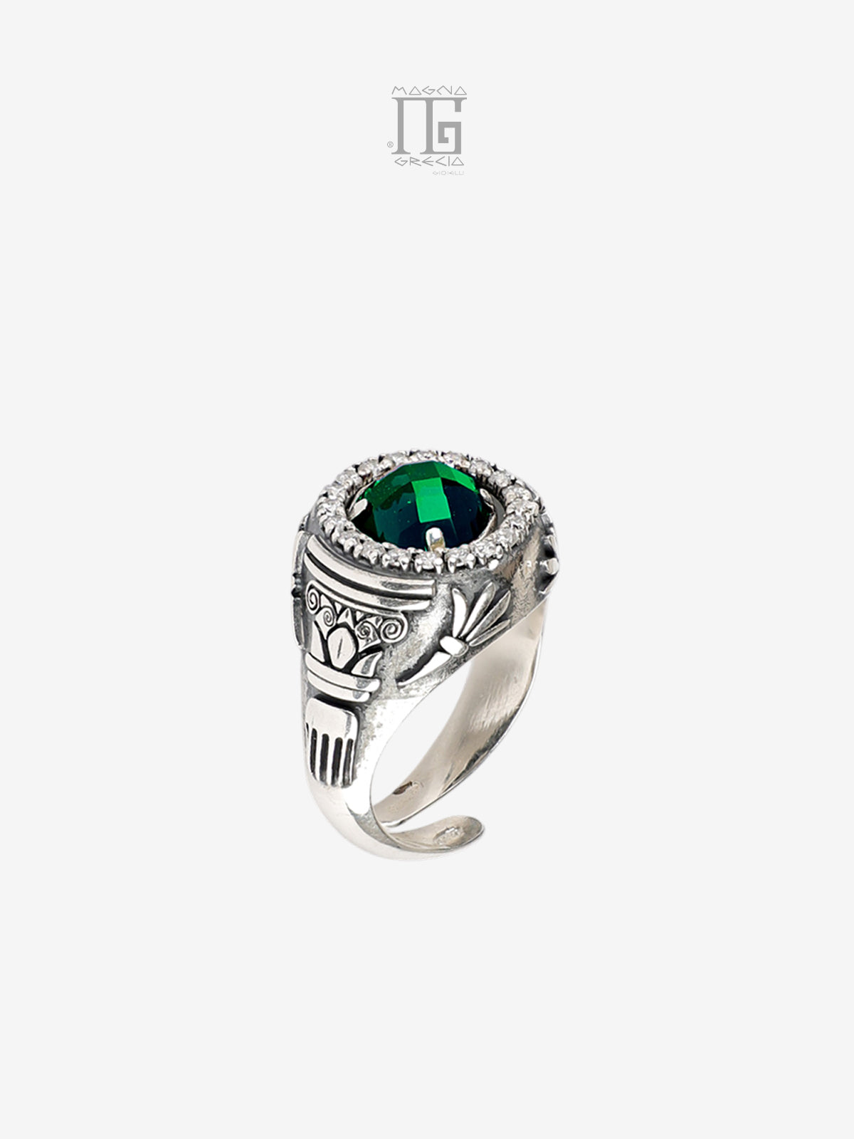 Dettaglio anello argento 925 con cristallo verde e decorazioni ispirate ai templi greci