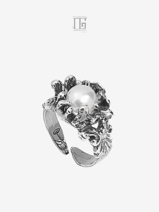 Anello Magna Grecia® Antica Grecia in argento 925 con perla coltivata bianca e lavorazione scultorea regolabile