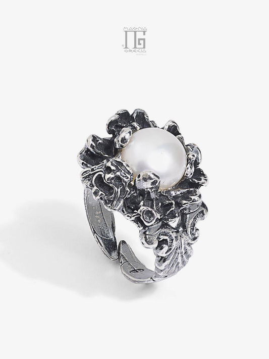 Anello artigianale in argento 925 con maschera apotropaica e perla naturale bianca Magna Grecia