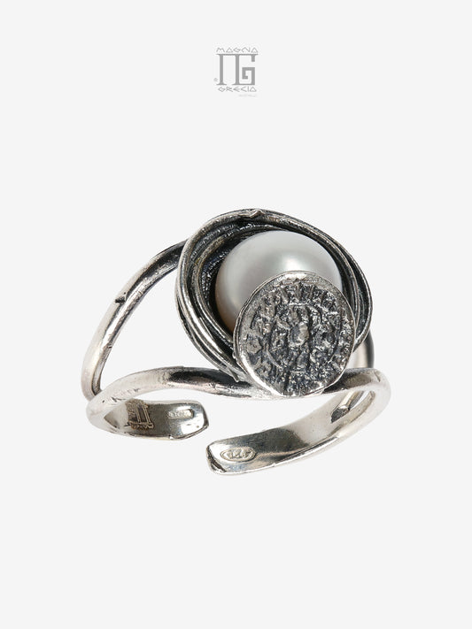 Anello artigianale in argento 925 con perla coltivata d'acqua dolce bianca e Disco di Festo della collezione Aion