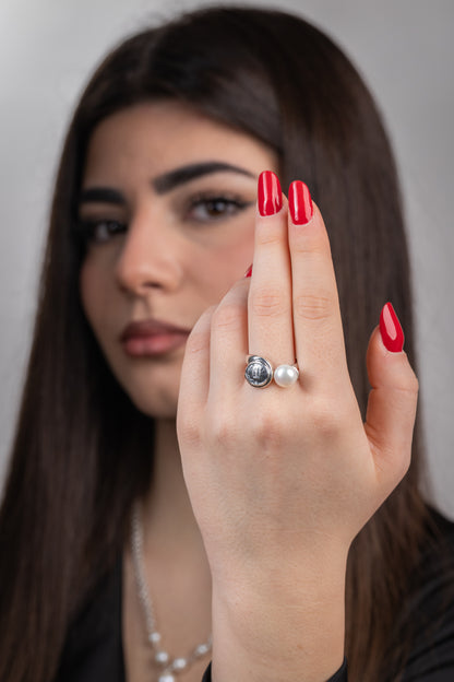 Anello in argento 925 con statere di Kroton e perla coltivata d'acqua dolce indossato al dito