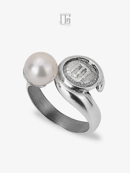 Anello artigianale in argento 925 con statere dell'antica Kroton e perla coltivata d'acqua dolce bianca