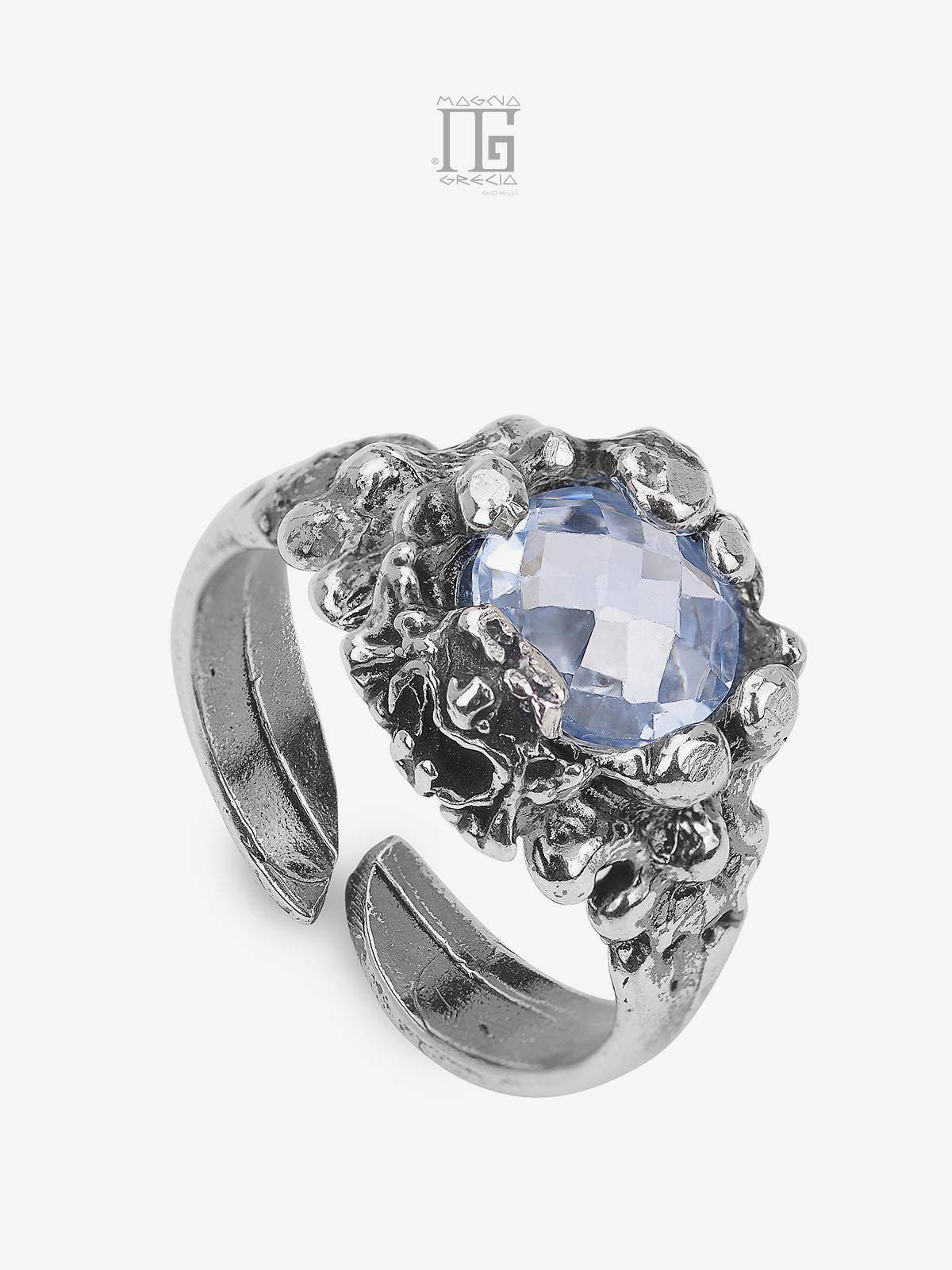Anello Magna Grecia® Artemis in argento 925 con maschera apotropaica e cristallo azzurro piccolo sfaccettato regolabile