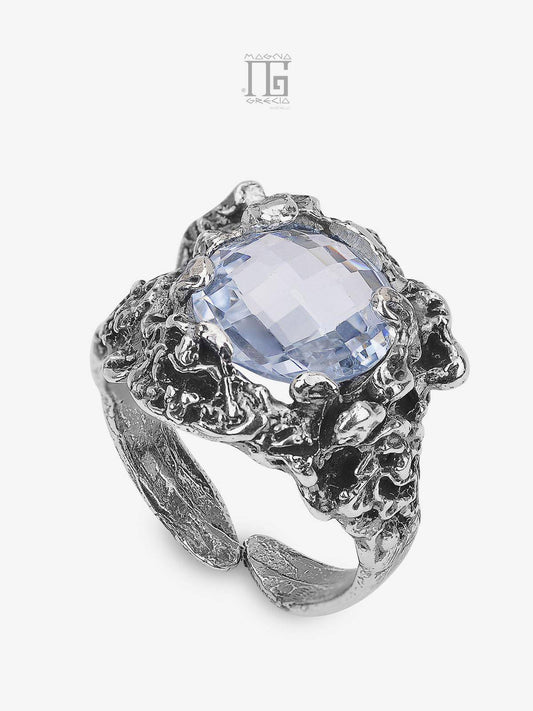 Anello Magna Grecia® Artemis in argento 925 con maschera apotropaica e cristallo azzurro sfaccettato regolabile