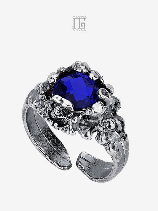 Anello Magna Grecia® Artemis in argento 925 con maschera apotropaica e cristallo blu piccolo sfaccettato regolabile