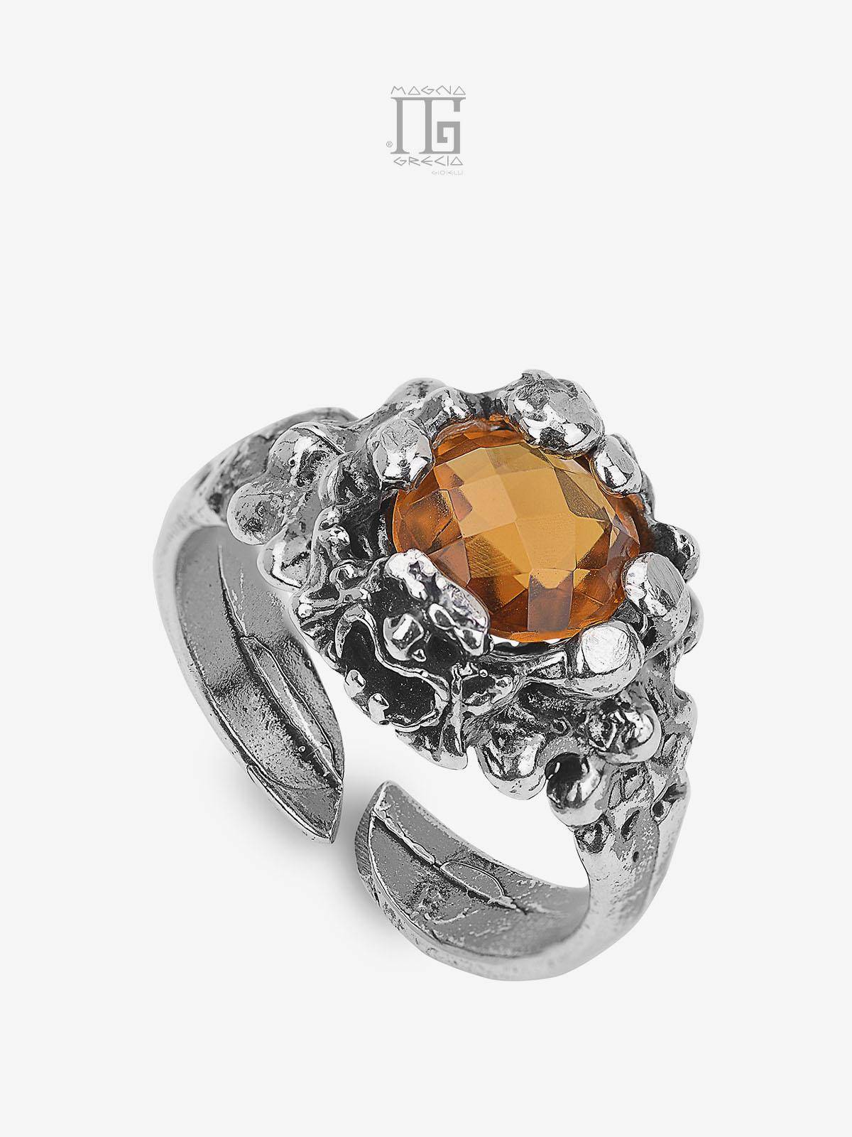 Anello Magna Grecia® Artemis in argento 925 con maschera apotropaica e cristallo giallo piccolo sfaccettato regolabile