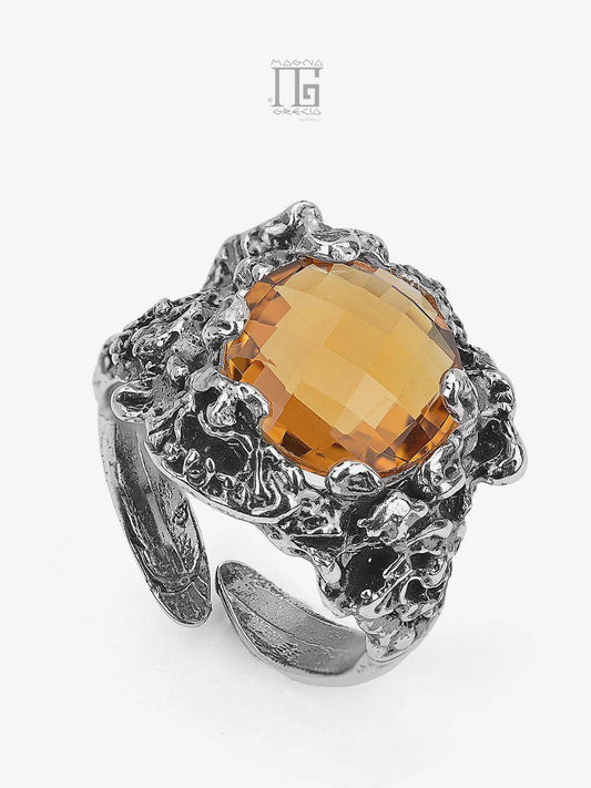 Anello Magna Grecia® Artemis in argento 925 con maschera apotropaica e cristallo giallo sfaccettato regolabile